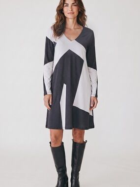V-Neck Long Sleeve Colorblock Dress in Black & cream